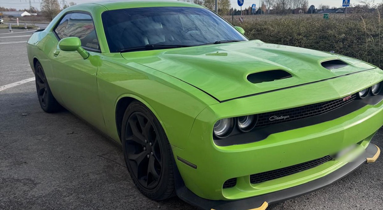 Dodge Challenger zwracał na siebie uwagę. Policjanci użyli decybelomierza