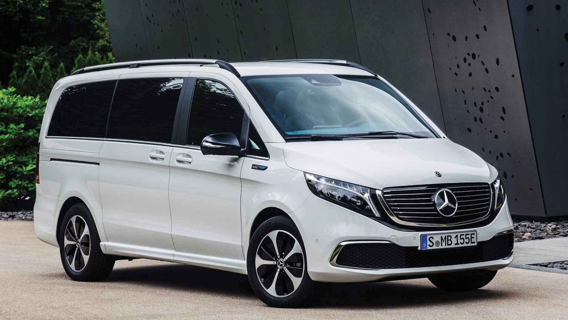 Mercedes EQV to obszerny van występujący w wersjach długiej i ekstradługiej. Moc 204 KM, ceny od 331 116 zł