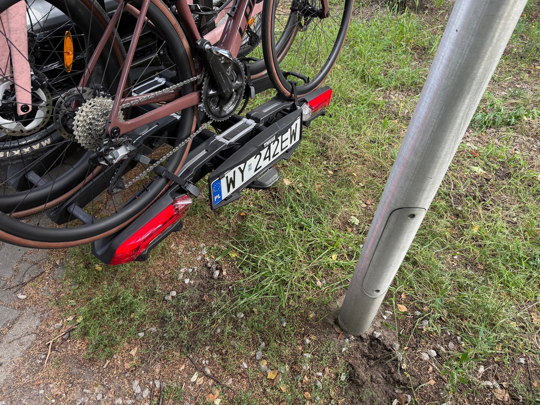 Bagażnik na hak Thule Epos ParkSecure – W takiej odległości od słupa uruchamia się najwyższy poziom alarmu