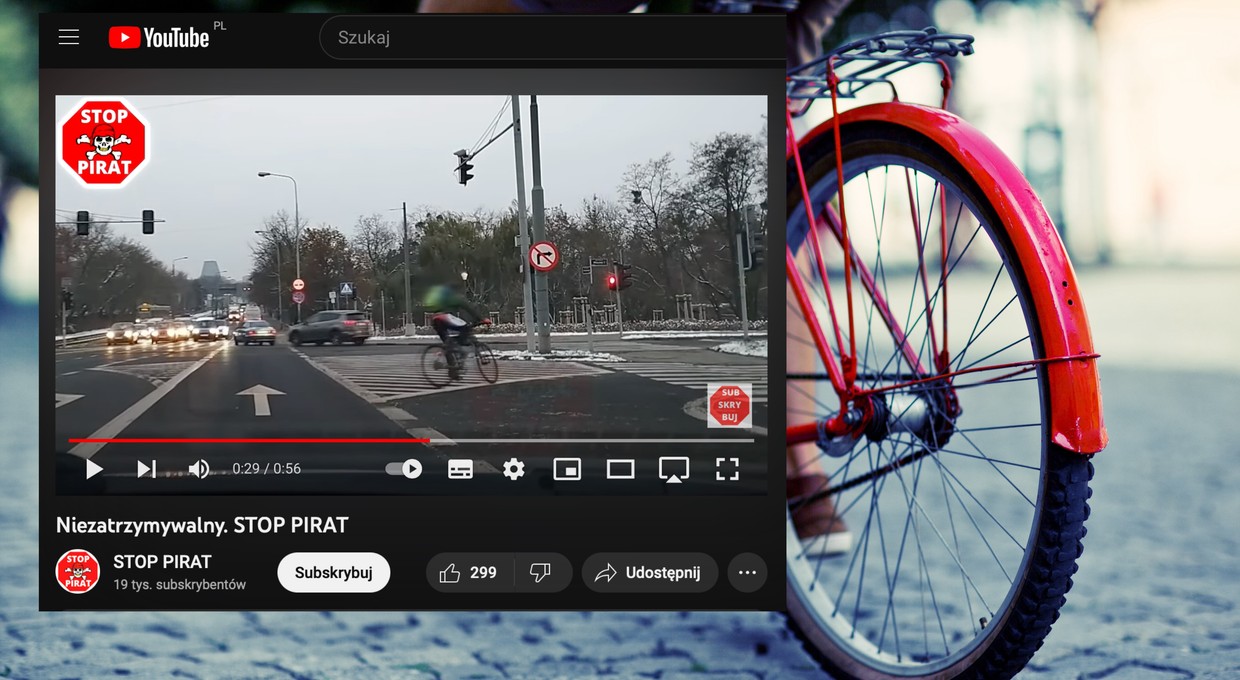 Jeździł w kółko po skrzyżowaniu. Kierowcy komentują zachowanie rowerzysty [Wideo]