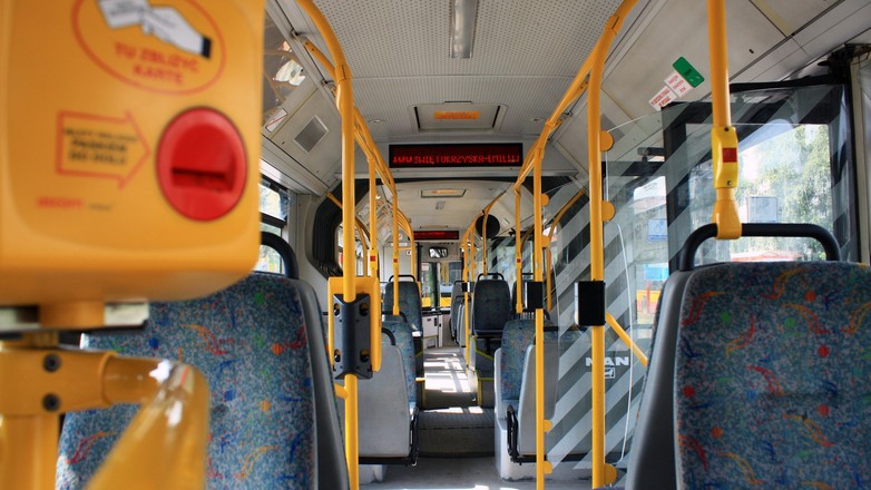 By zapewnić bezpieczeństwo epidemiologiczne, miejskie autobusy i tramwaje powinny jeździć puste albo prawie puste!