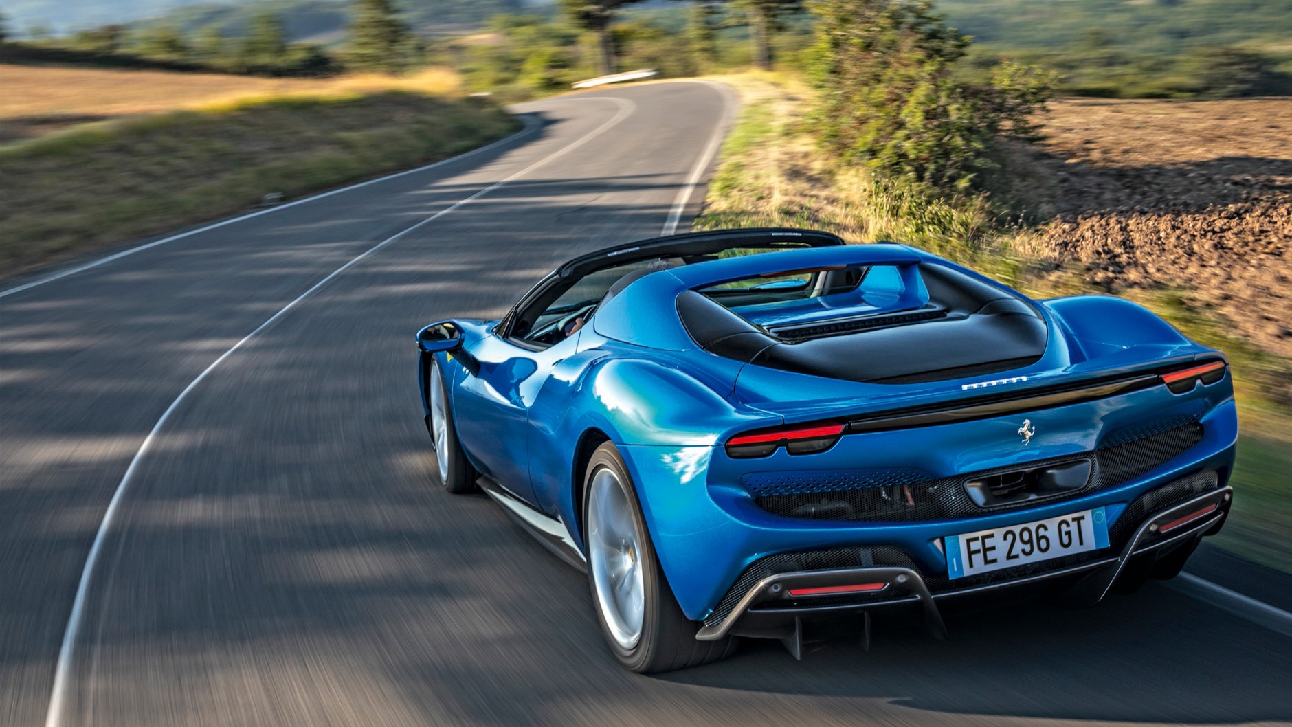 Imponujący tył Ferrari 296 GTS emanuje siłą i zachwyca stylem