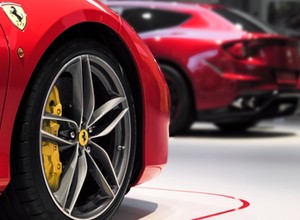 Zakaz rejestrowania aut spalinowych nie będzie dotyczył wszystkich. Czym jest tzw. "poprawka Ferrari"?