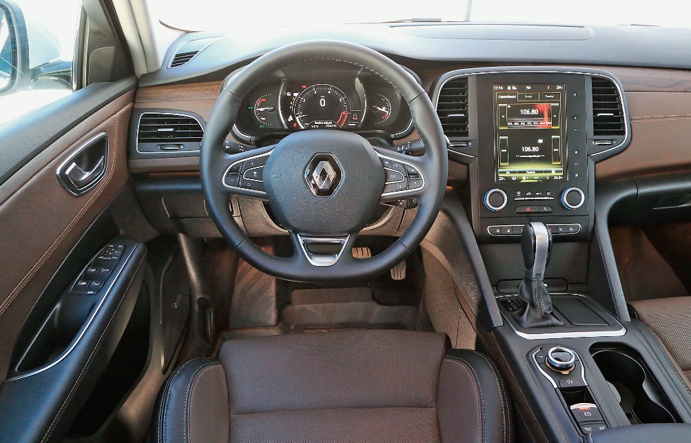 Estetyczny kokpit i niezłe tworzywa, dużo miejsca. Na wybojach deska hałasuje, zawiesza się centralny tablet