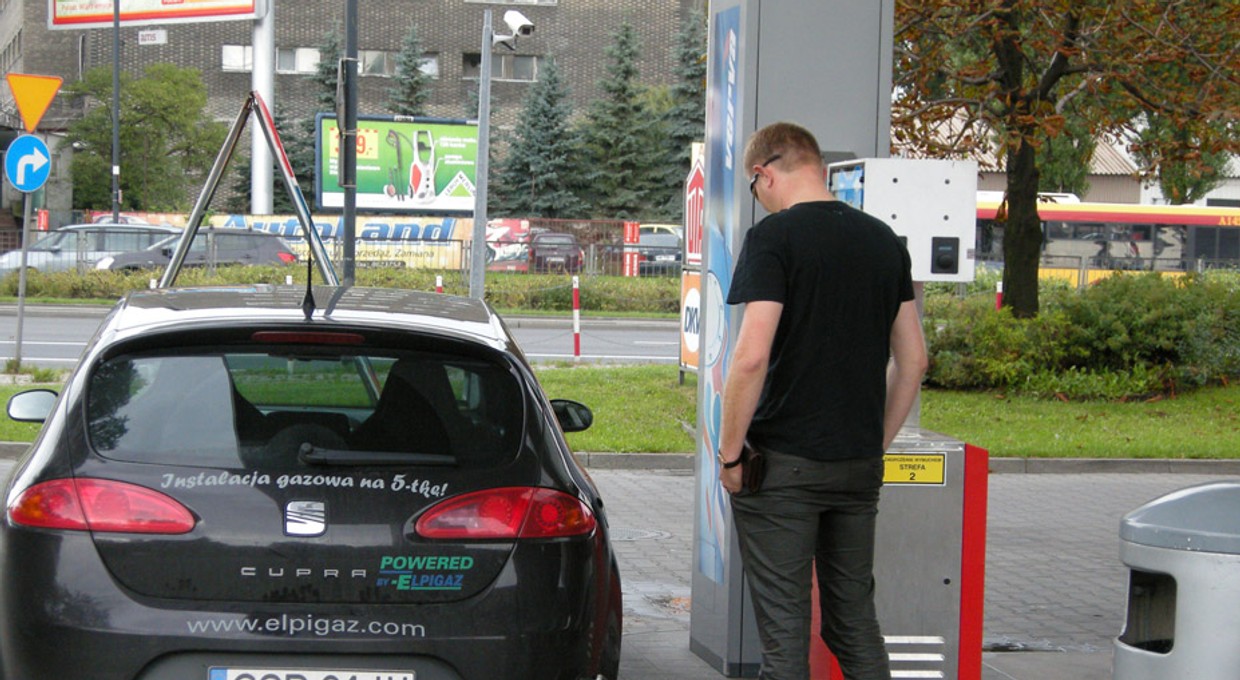 Czy jesteśmy skazani na drogą benzynę?