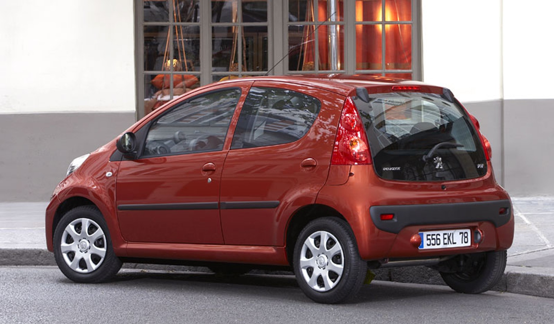 Peugeot 107: z nową twarzą (fotogaleria i dane techniczne)