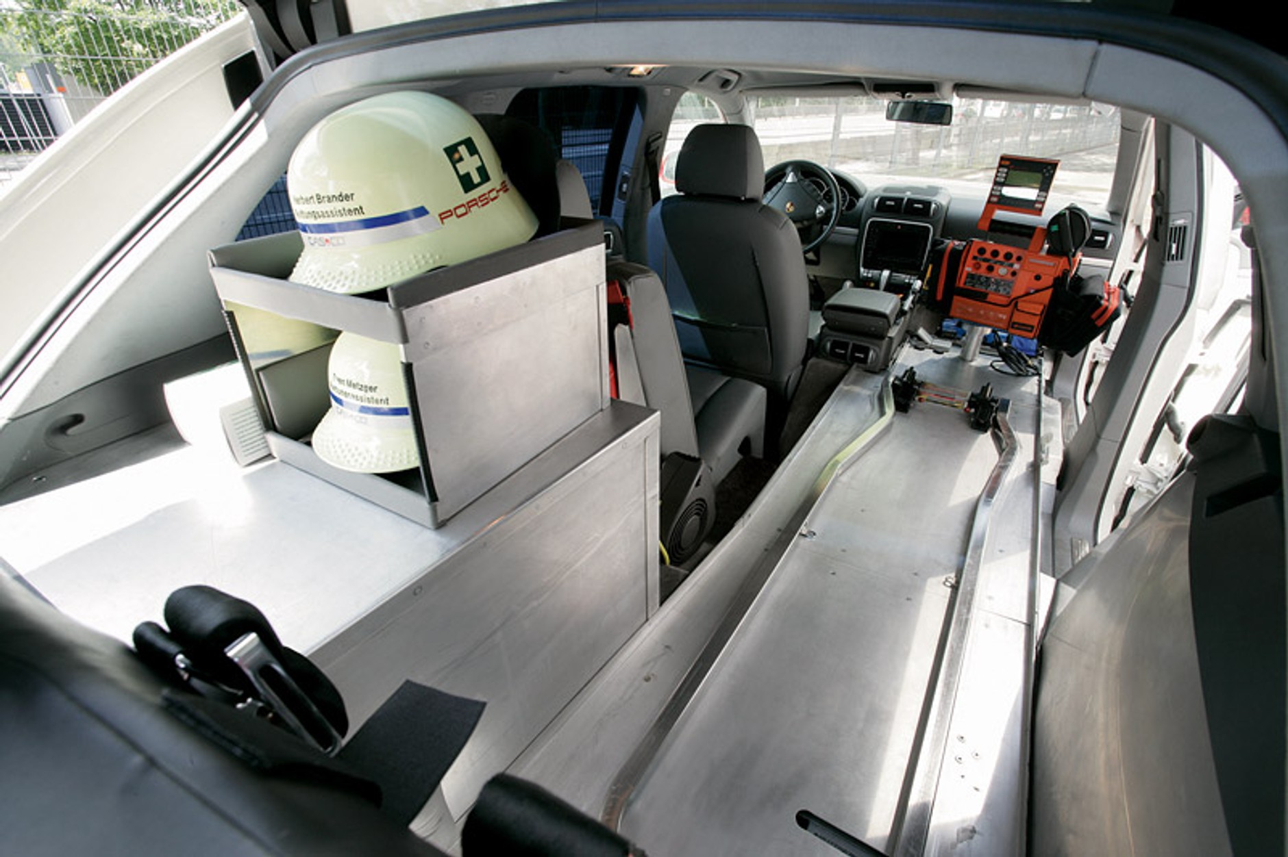 Porsche Cayenne S: ekskluzywna karetka dla własnego personelu