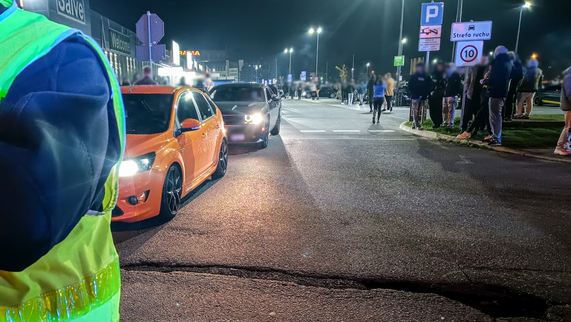 Kontrola policji na parkingu