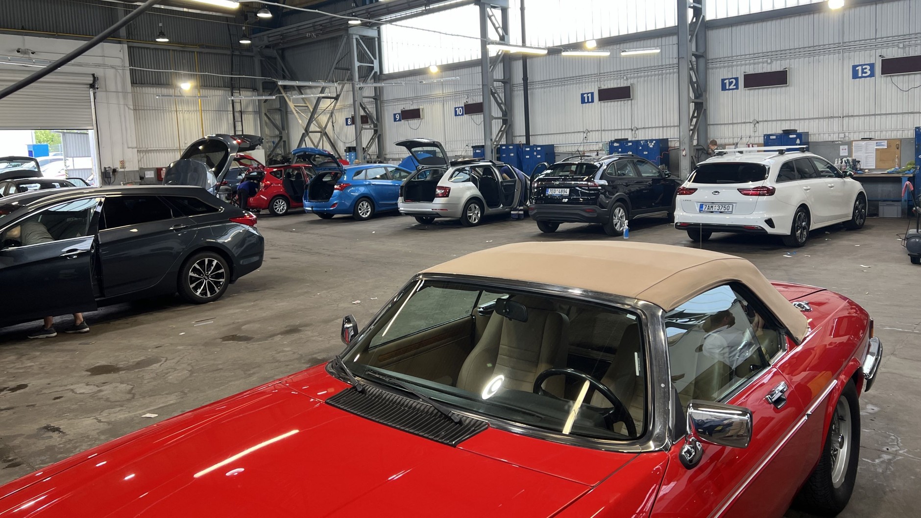 Salon sprzedaży samochodów używanych AAA Auto w czeskiej Pradze w dzielnicy Dolni Chabry