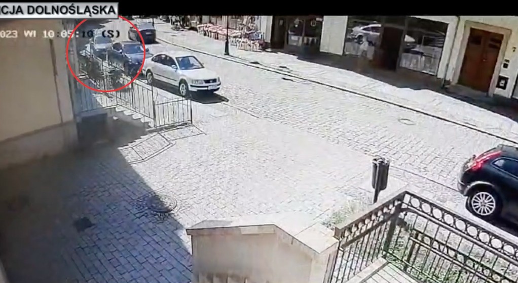 Kamera monitoringu przed komisariatem policji w Jeleniej Górze
