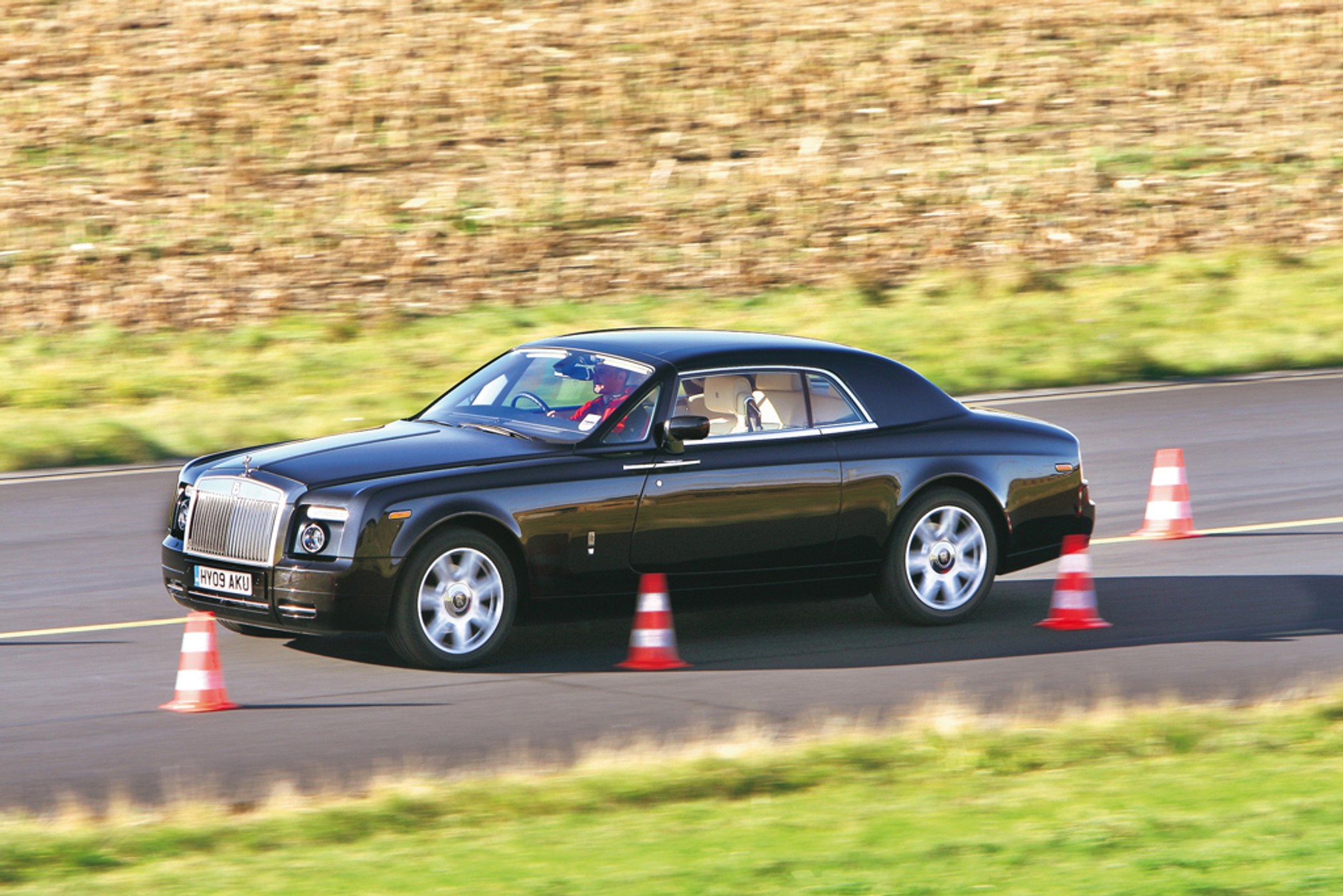 Rolls-Royce Phantom Coupe - Limuzyna co majestatycznie pali gumę