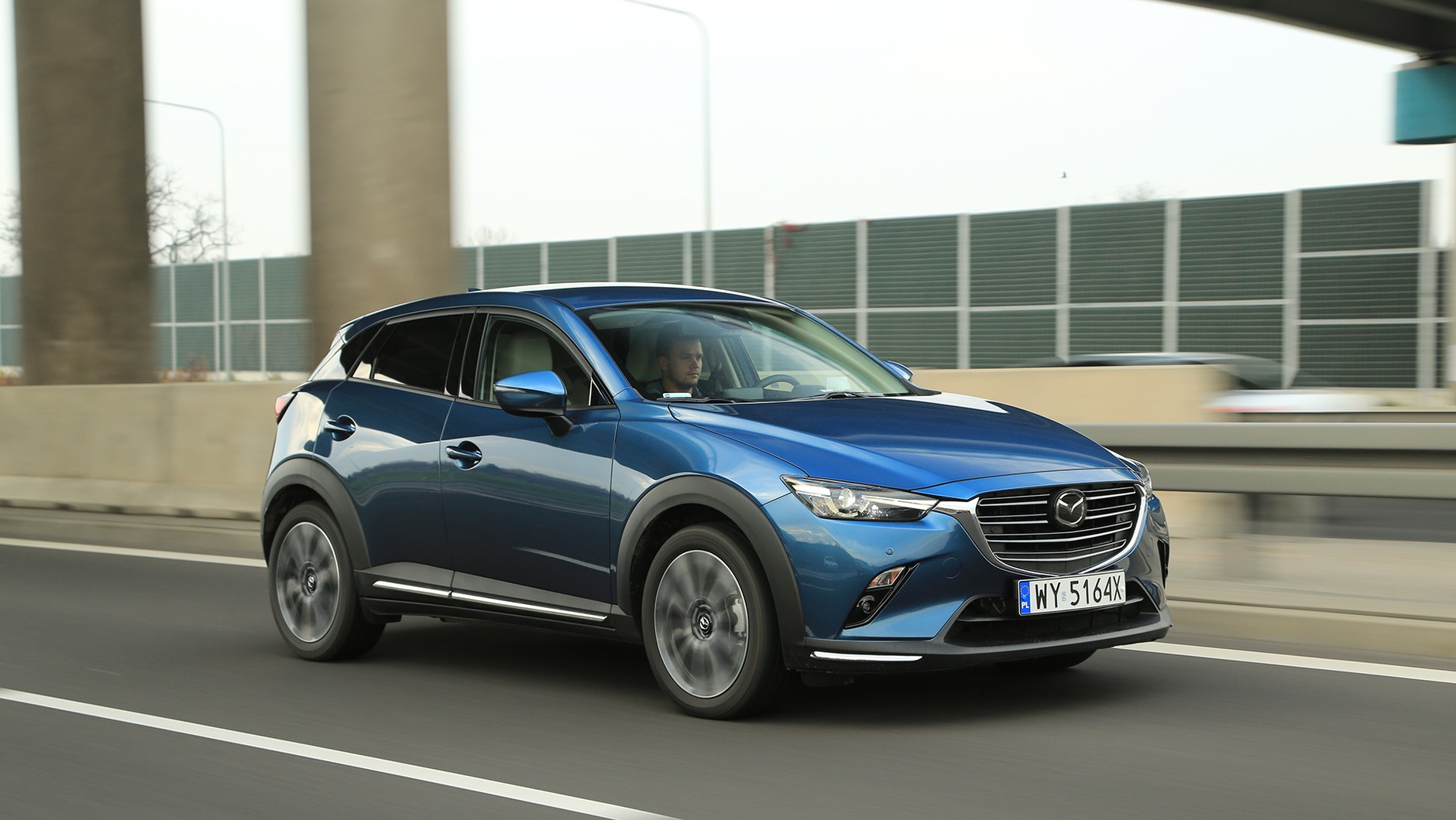 Mazdę CX-3 polubią ci, którzy preferują samochody budowane klasycznie. Ma ona silnik z dużą pojemnością i niezłe właściwości jezdne, a do tego świetny wygląd