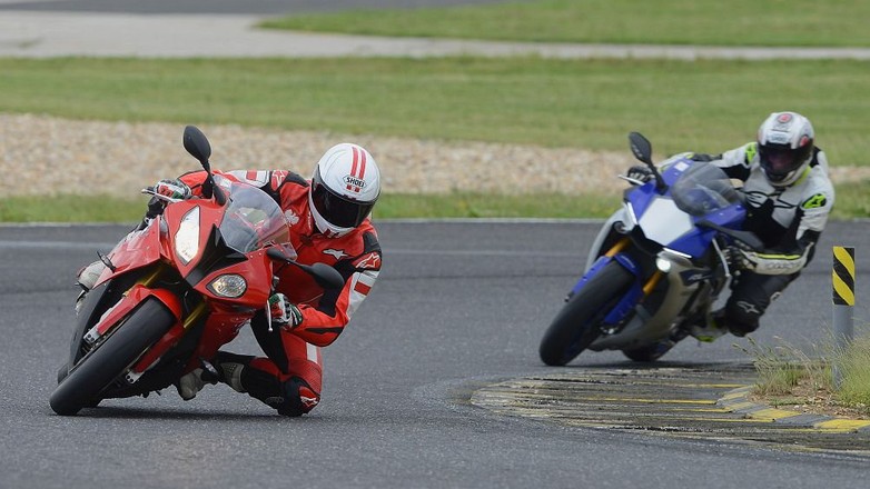 BMW S1000RR i Yamaha YZF-R1 na torze Pannonia-Ring