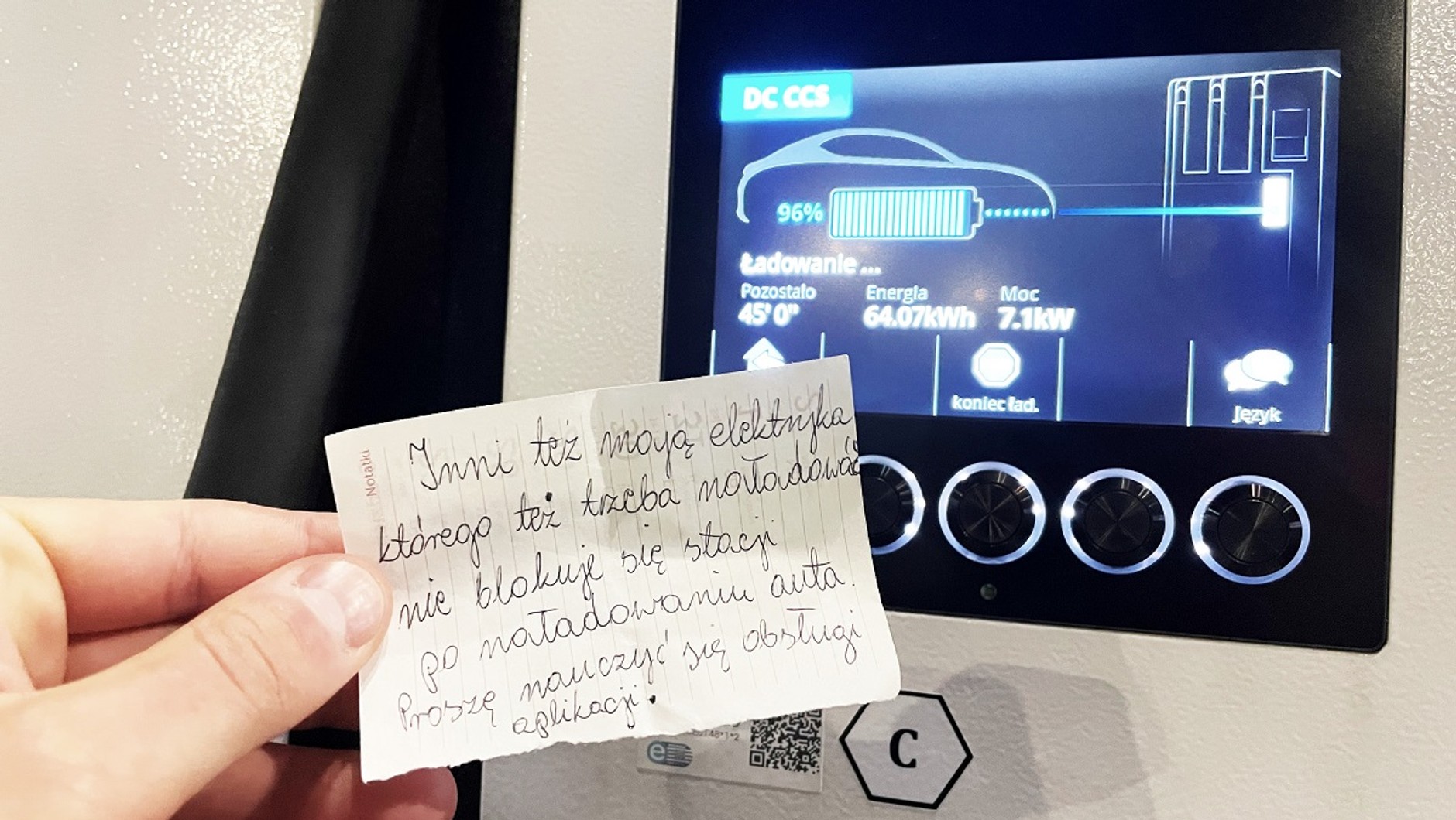 "Liścik miłosny" znaleziony za wycieraczką ładującego się auta