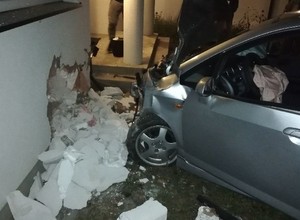 Usłyszeli huk. Kierowca uderzył w dom i prawie wjechał do kuchni