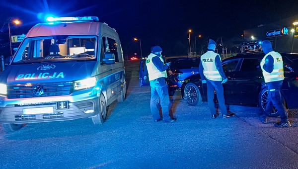 Skontrolowali setki aut na parkingach. Wystawiono mandaty i odebrano dowody