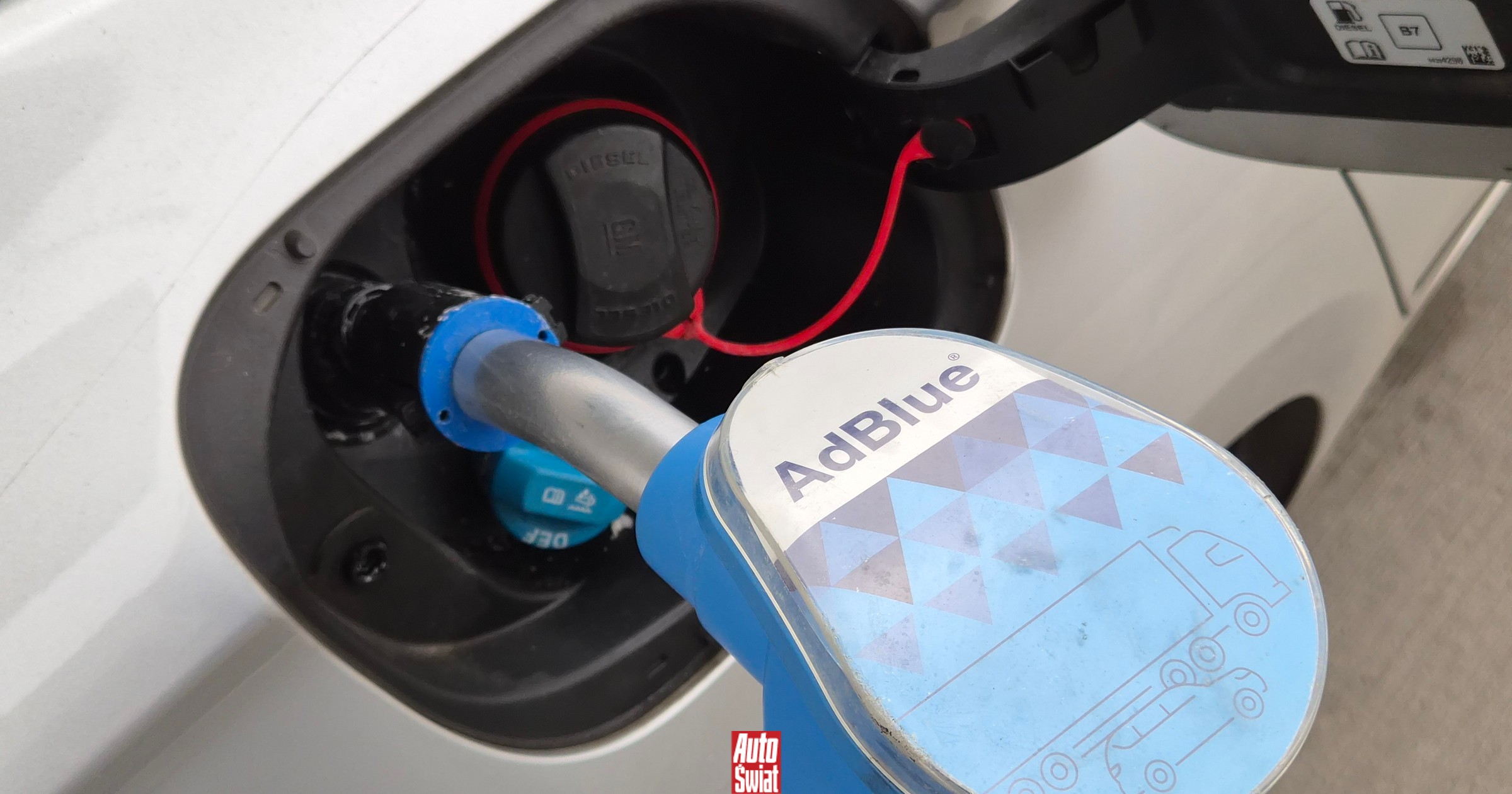 Un motore con un sistema SCR danneggiato a causa di un errore di pompare AdBlue con il carburante