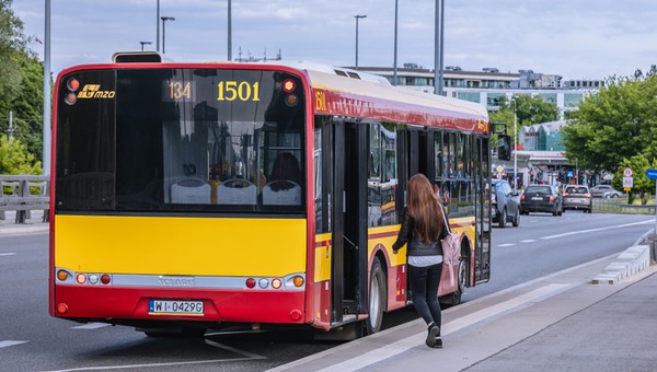 Autobus stoi na przystanku. Zawsze można go ominąć?