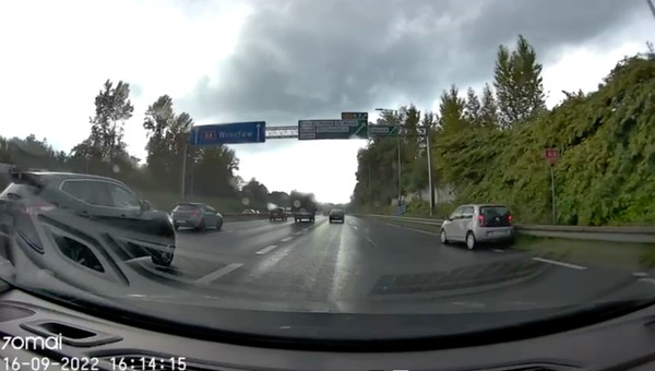 Ciężarówka zepchnęła auto osobowe na bariery. Policja szuka kierowcy [WIDEO]
