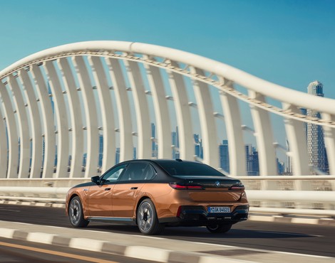 BMW i7 M70