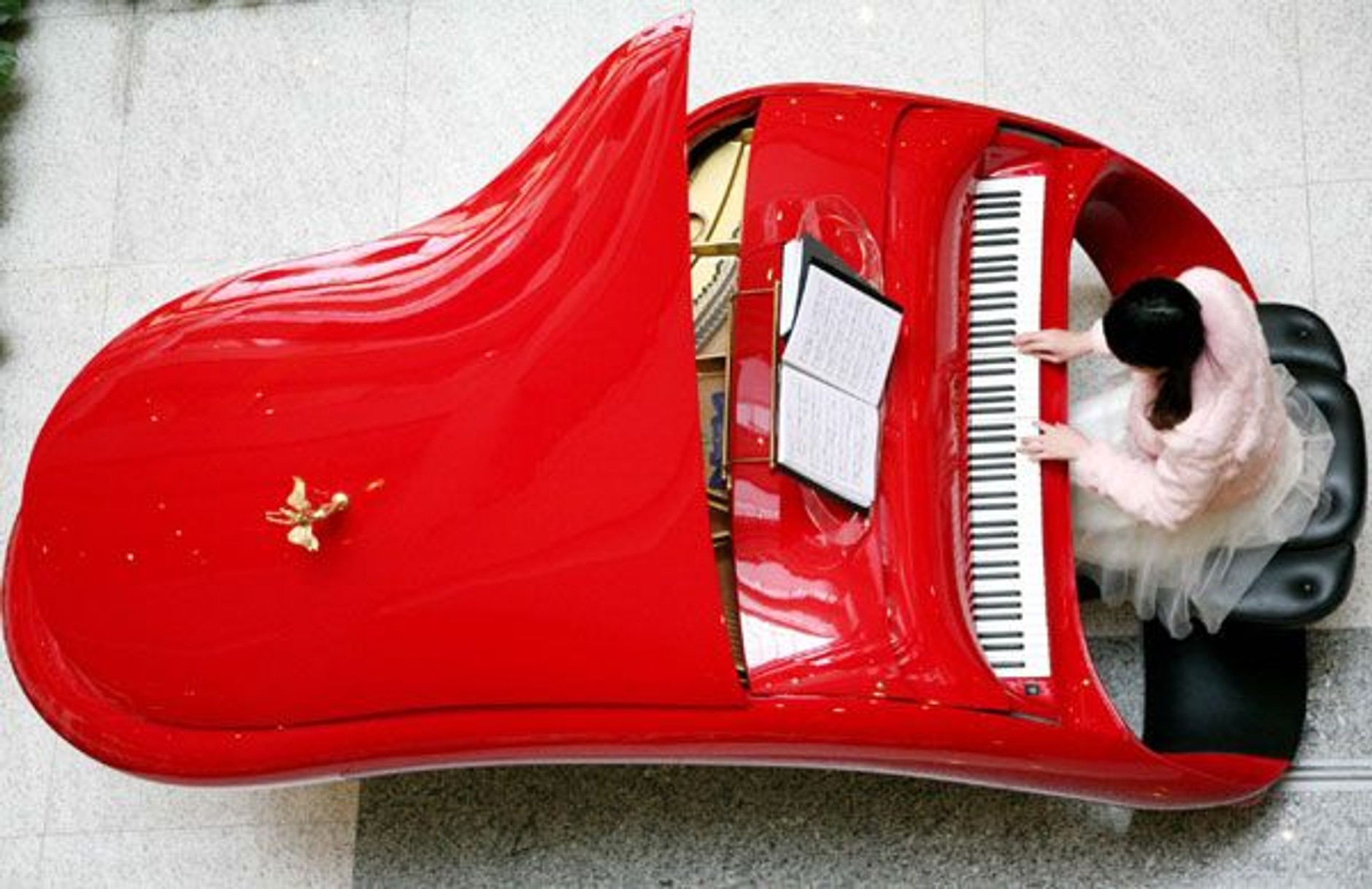 Fortepian Rolls-Royce w kolorze Ferrari