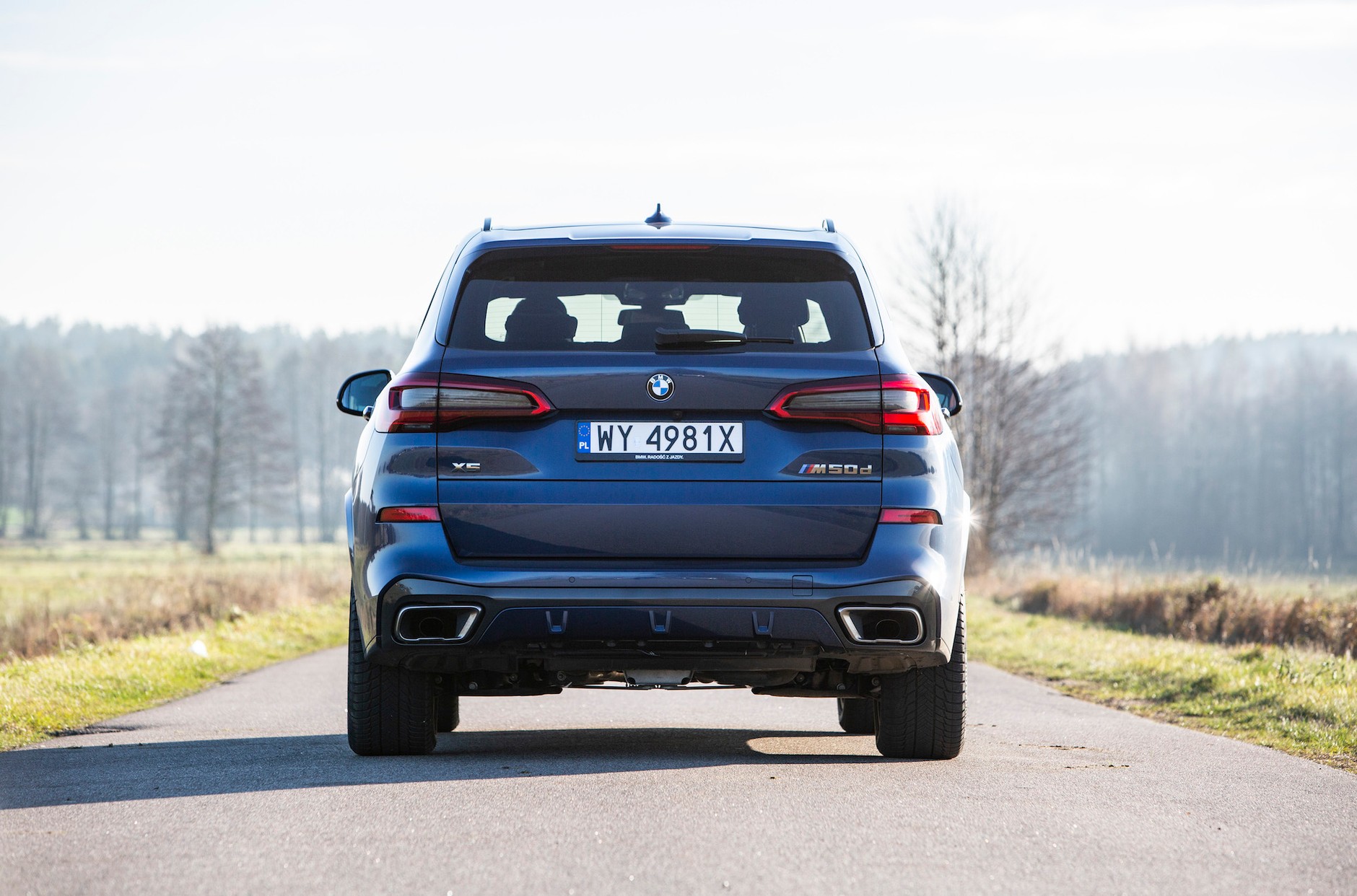 2006 mm szerokości – wizualnie po prostu grubo, ale na wąskich uliczkach osiedlowych to może być problem.