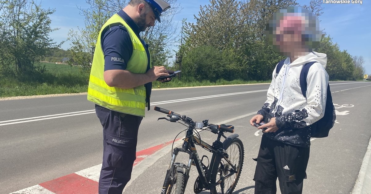 Obraz pochodzący z serwisu https://tarnowskie-gory.policja.gov.pl/k26/informacje/wiadomosci/387980,Bezpieczny-cyklista-akcja-tarnogorskiej-drogowki.html
