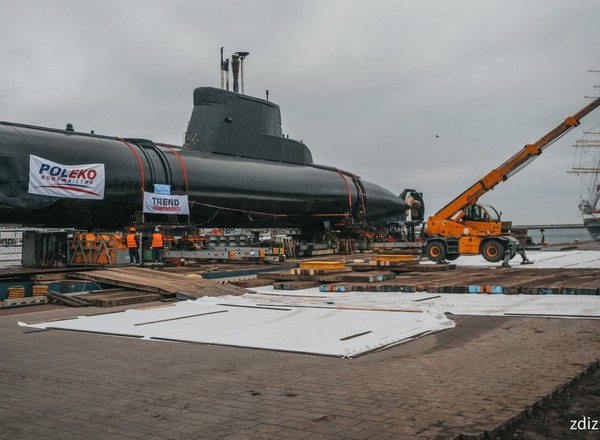 Transport ORP Sokoła był wielkim wyzwaniem. 350-tonowy okręt jechał ulicami Gdyni