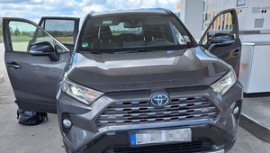Na stacji paliw stała porzucona Toyota RAV4. Zainteresowała się nią Straż Graniczna