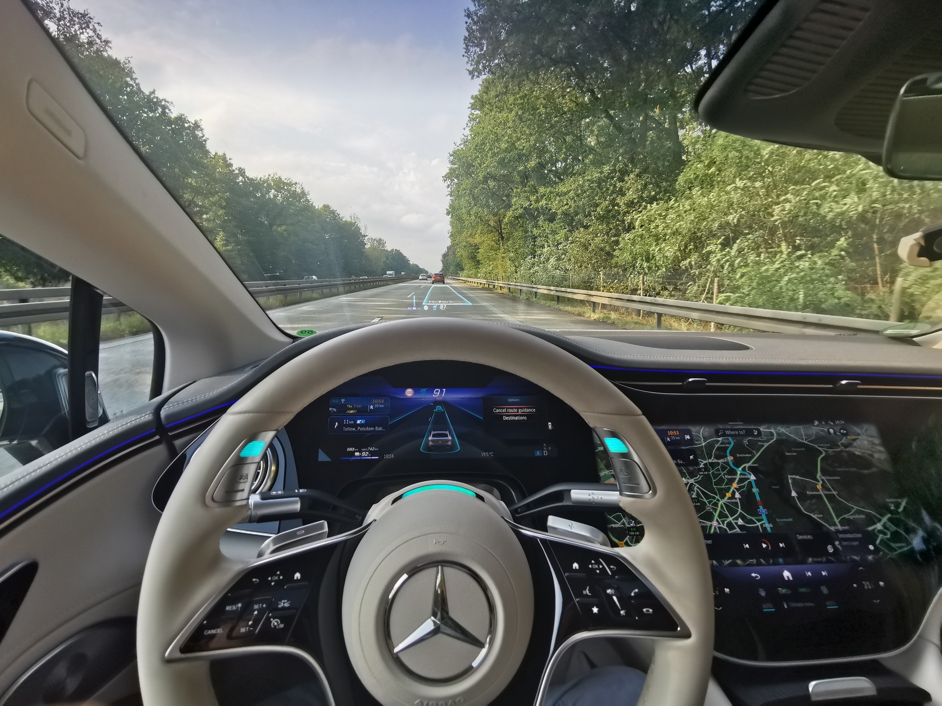 Drive Pilot 95 wykorzystuje obecność innego pojazdu na pasie ruchu, którym jedziemy. Musi to być prawy pas autostrady