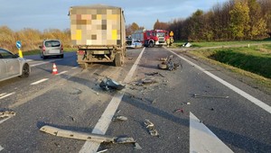 Wyprzedzał inne pojazdy, uderzył w naczepę ciężarówki. Tragiczny wypadek