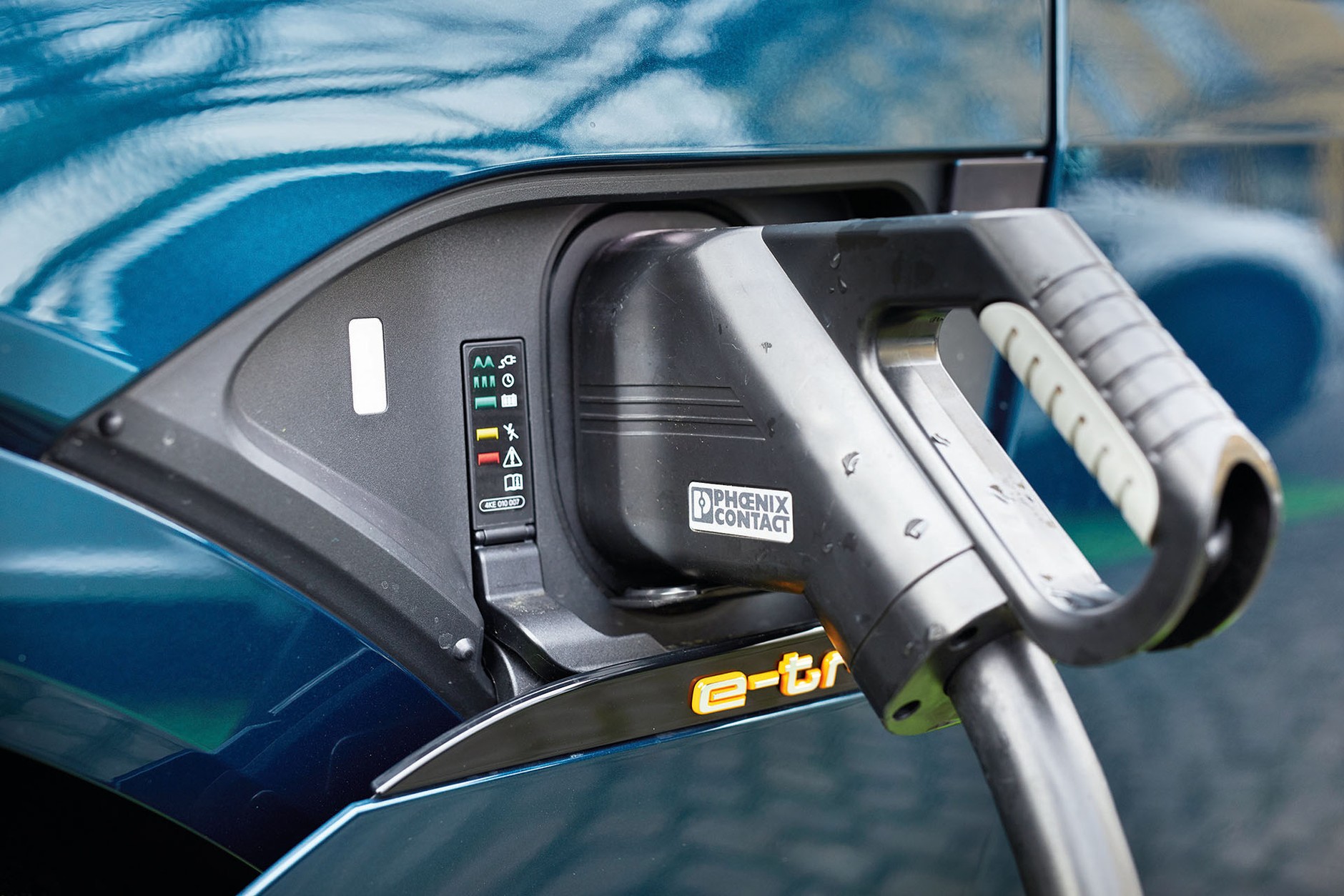 Tesla Model X kontra Audi e-tron - które elektryczne auto będzie lepszym wyborem?