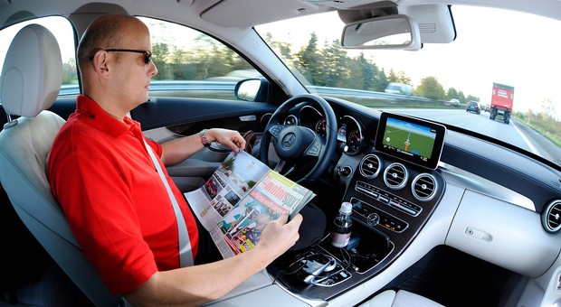 Czy autopilot usypia czujność kierowcy?