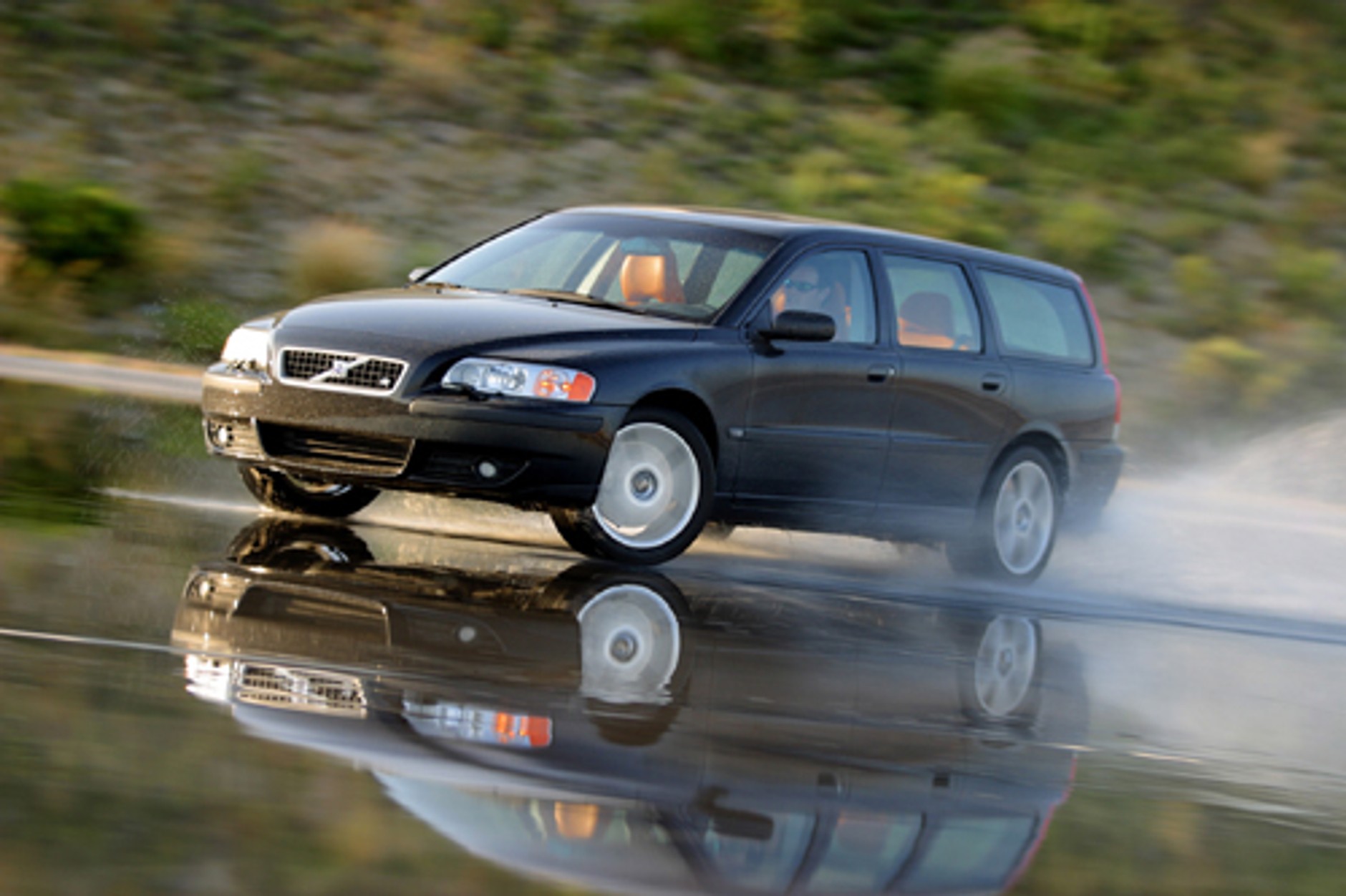 Jazda w deszczu: Czyli kiedy mniej, a kiedy bardziej ślisko?