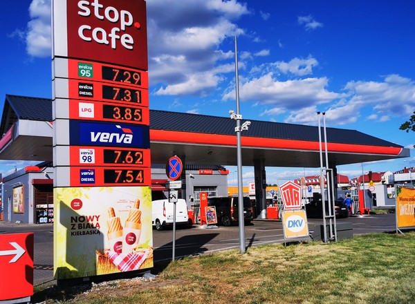Droższe paliwa na stacjach – na początek o 40-50 gr na litrze, za to na stałe. Czy to już pewne?