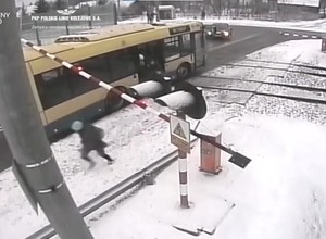 Kierowca stanął na środku przejazdu kolejowego. Przerażeni pasażerowie wybiegli z autobusu [WIDEO]