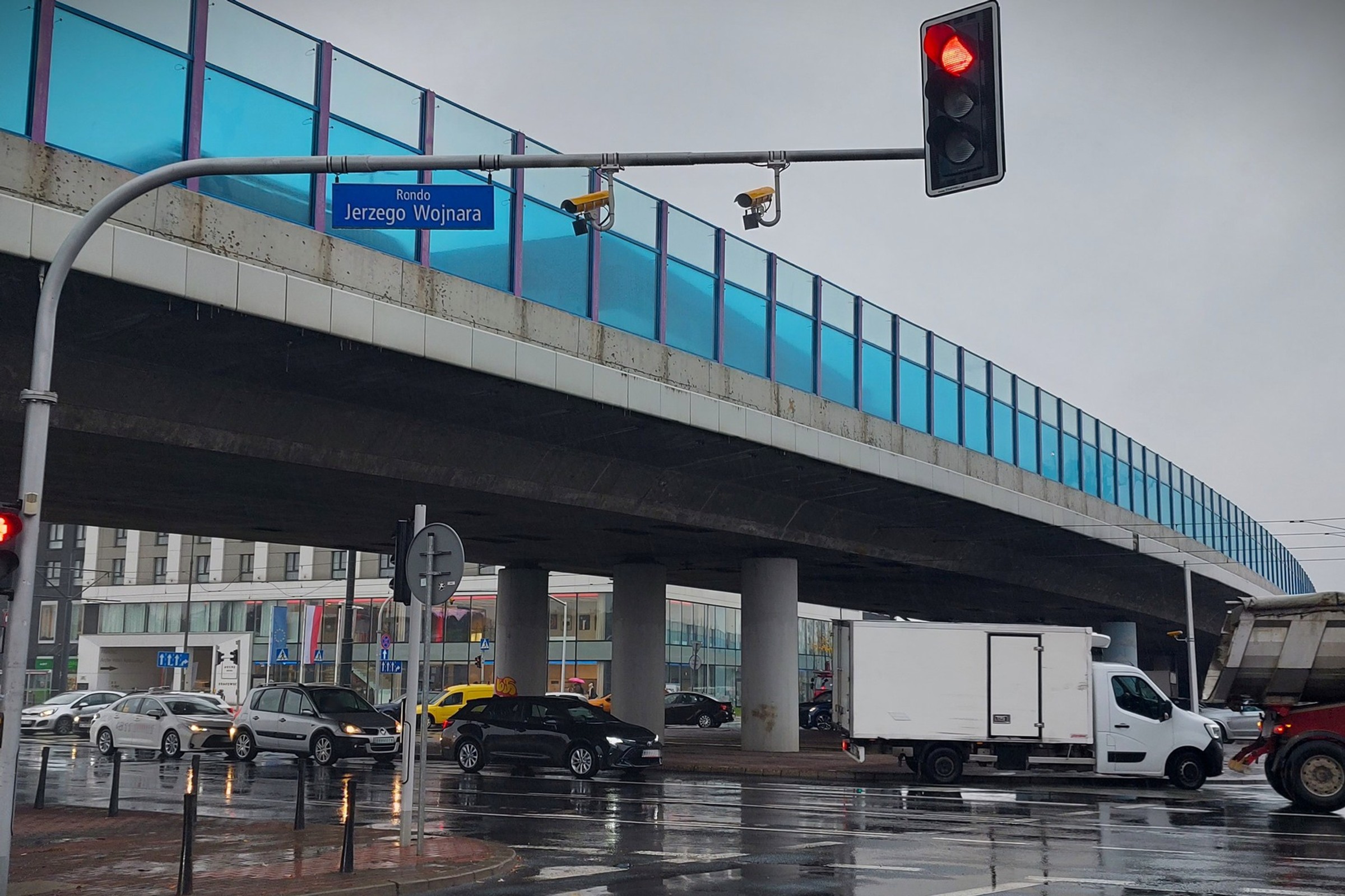 Czy kamera rozpozna, iż możesz jechać na zielonej strzałce? Tak działają systemy RedLight