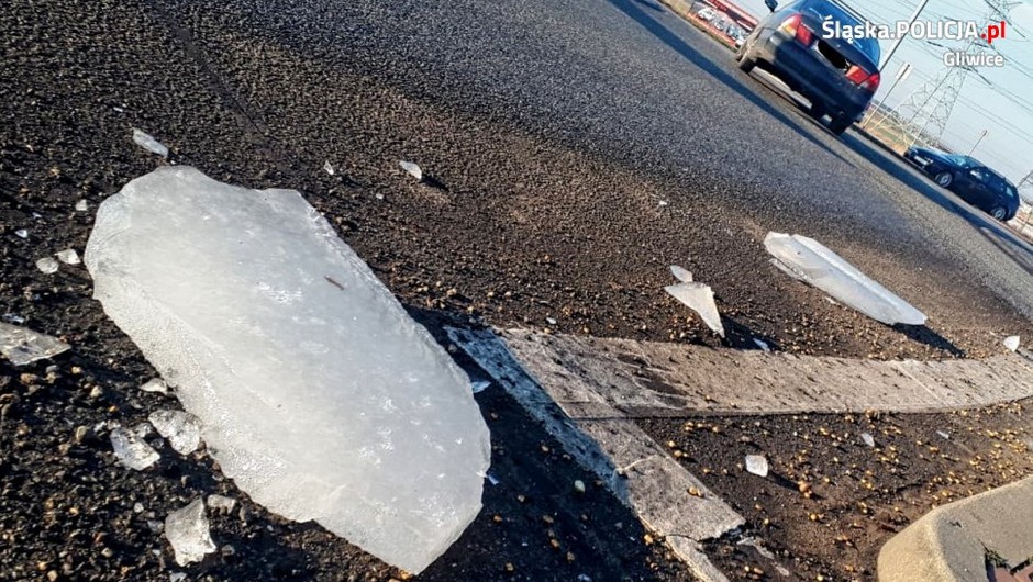 Uwaga na spadający lód z ciężarówek!