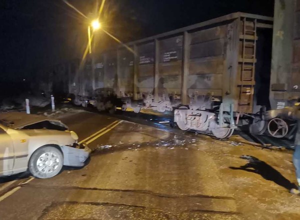 Daewoo Lanosem chciał staranować pociąg towarowy. Efekt był łatwy do przewidzenia