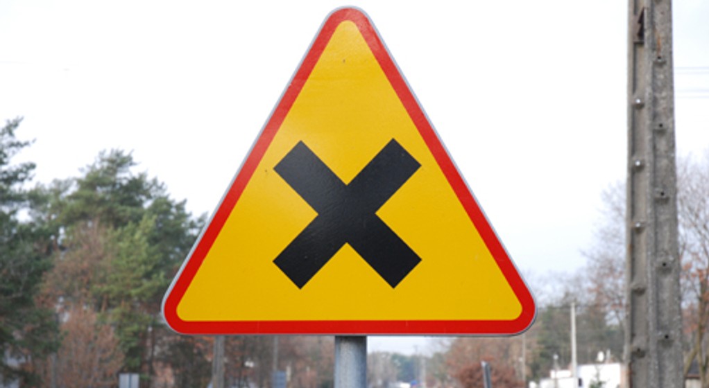 Zbędne znaki? Sprawdzamy czy mniej znaków drogowych oznacza większe bezpieczeństwo?