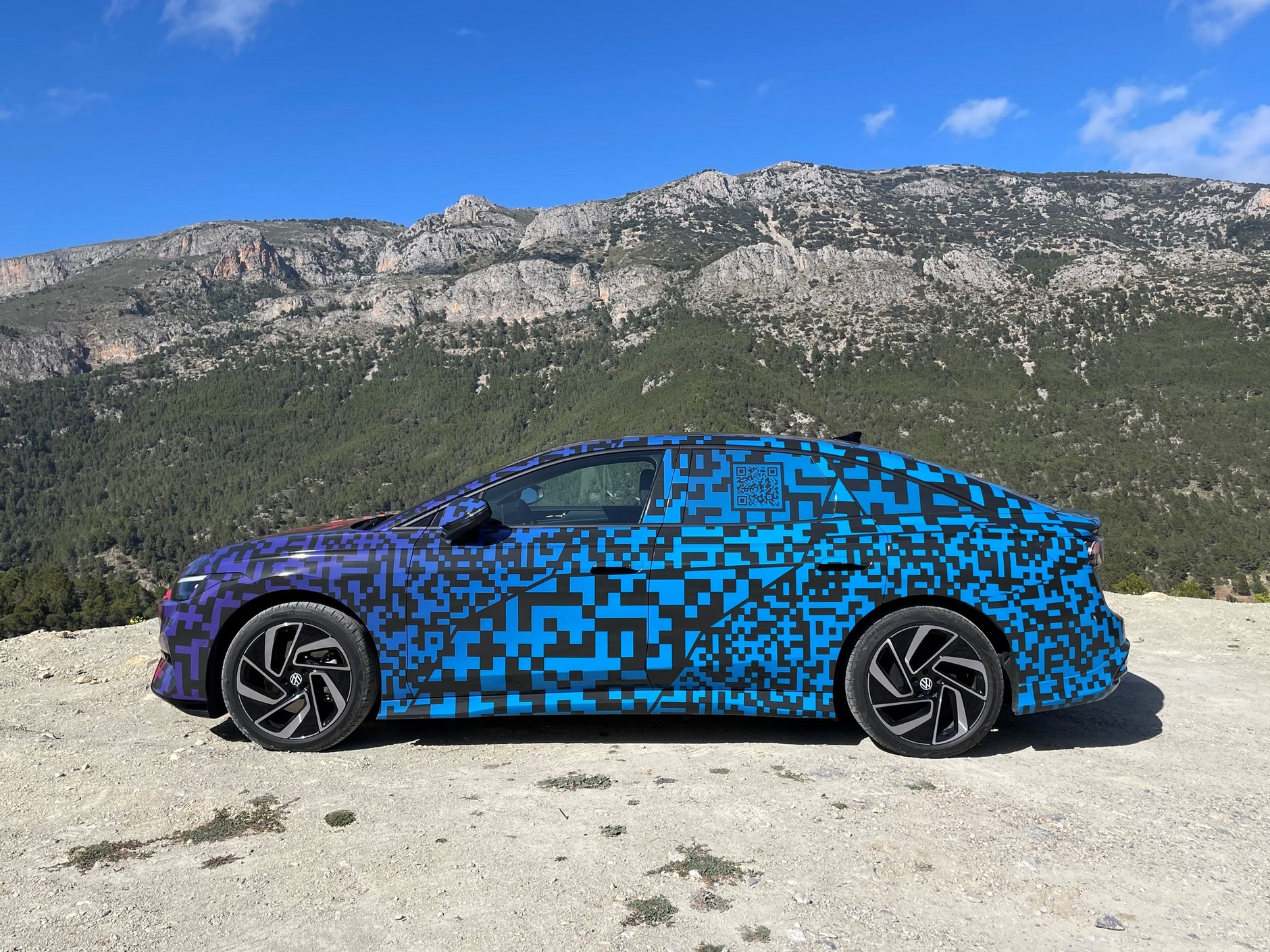 Pierwsza jazda zamaskowanym Volkswagenem ID.7