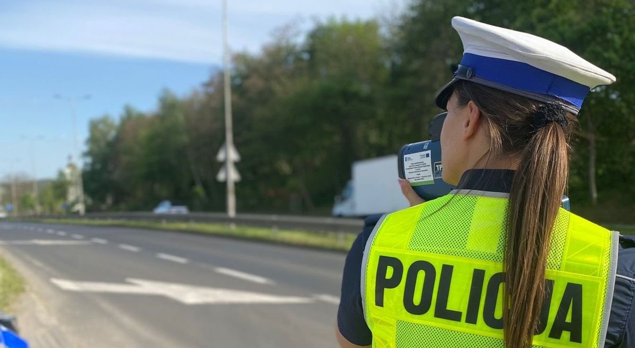 Policja rozstawia się za znakiem D-42. Masowe odbieranie praw jazdy