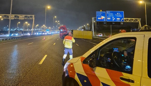 Ponad 150 mandatów za fotografowanie wywróconego tira. Policja w Holandii nie miała litości