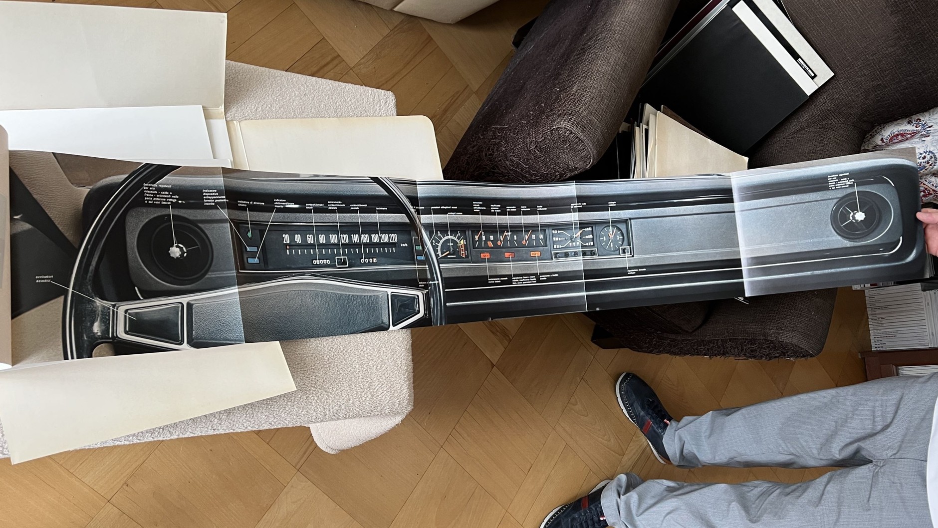 Prospekt Fiata 130 ze zdjęciem deski rozdzielczej w skali 1:1