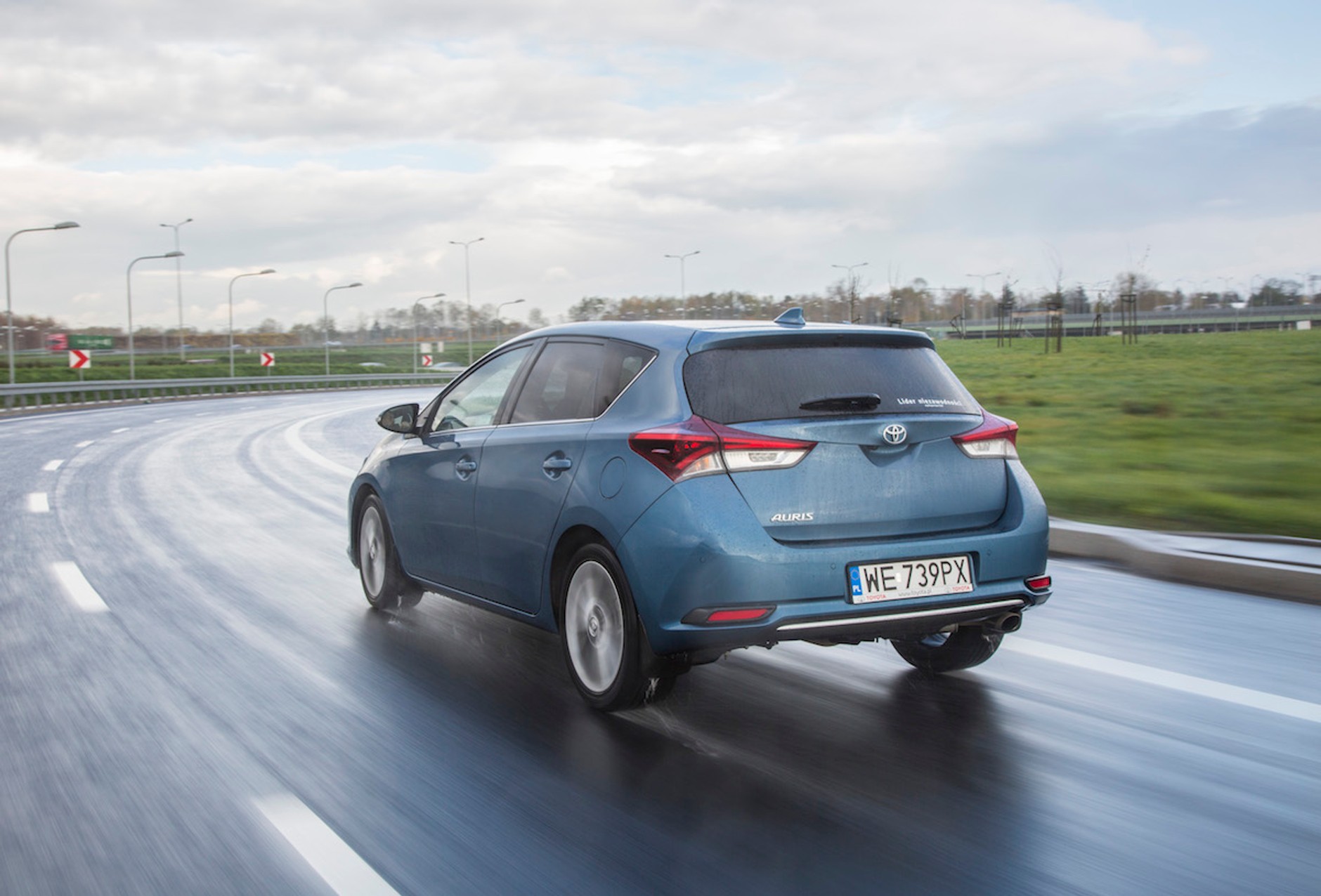 Toyota Auris - na rynku od 2013 r., kosztuje od 57 900 zł