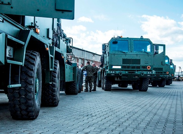 Nowe opancerzone Jelcze do transportu czołgów dla polskiej armii