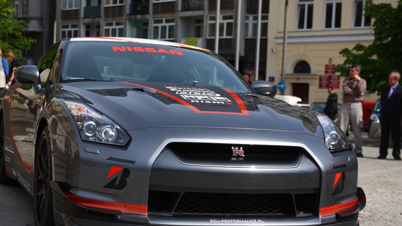 Polak zmierzy się z najlepszymi kierowcami