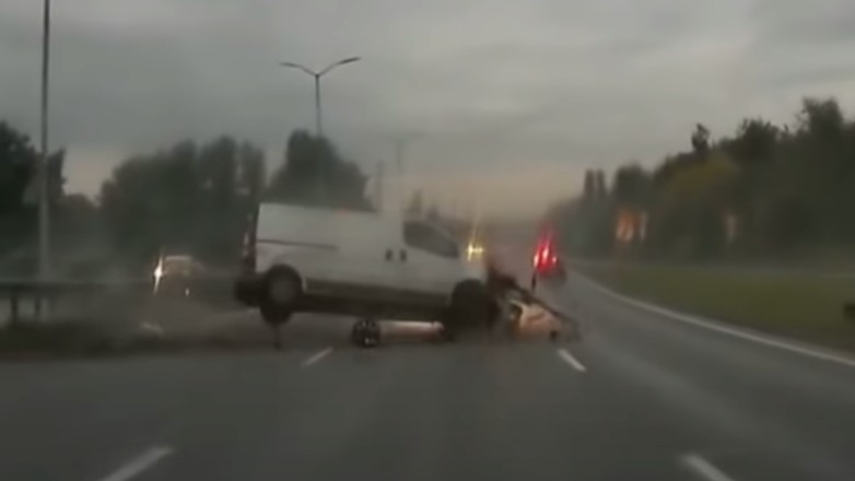 Kolizja BMW z busem na trasie Katowickiej