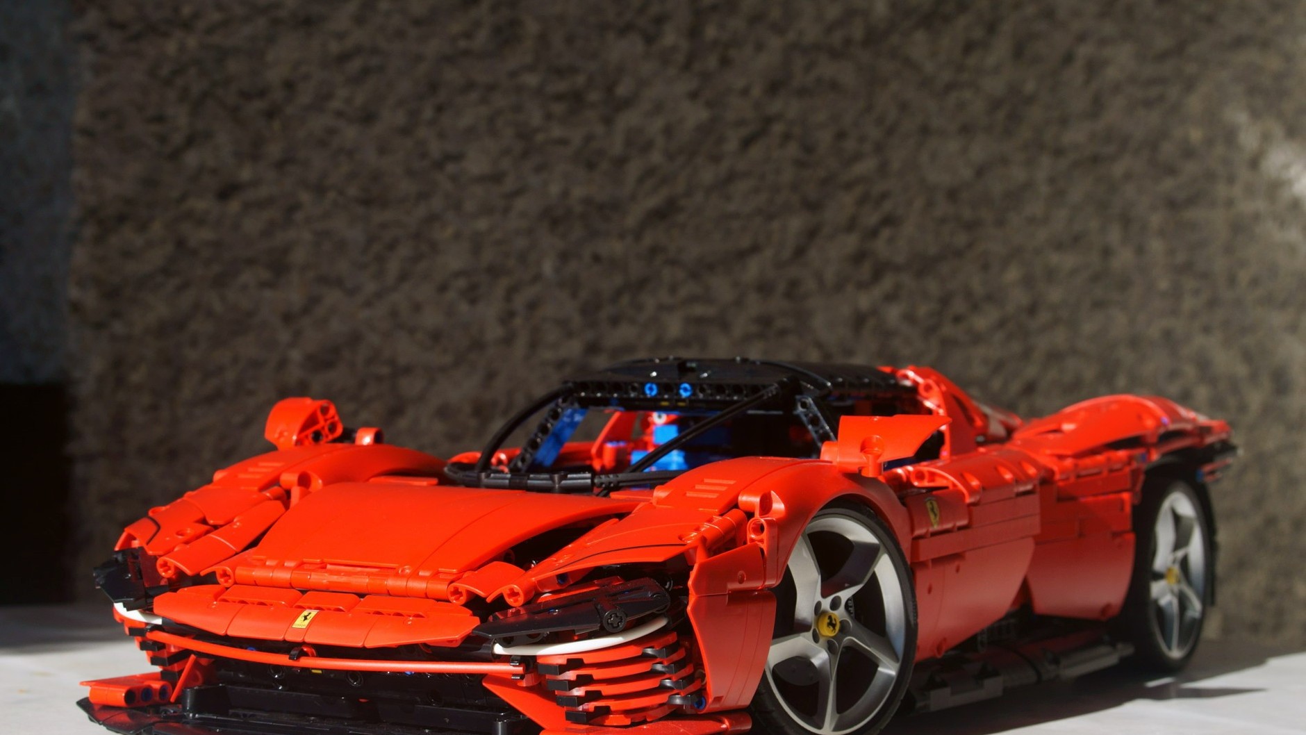 Ferrari Daytona SP3 w skali 1:8 z klocków LEGO
