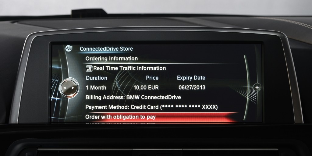 Potwierdzenie transakcji zakupu usług. Wszystko widoczne na ekranie systemu multimedialnego BMW.